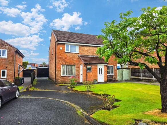 2 bed property, in Honiton Grove, £225,000