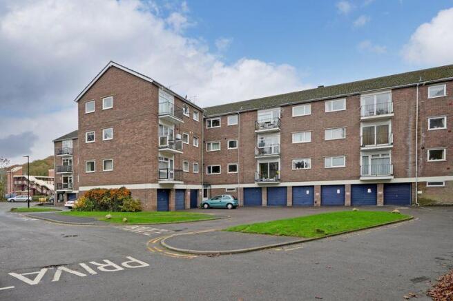 2 bed property, in Dore Court, £135,000