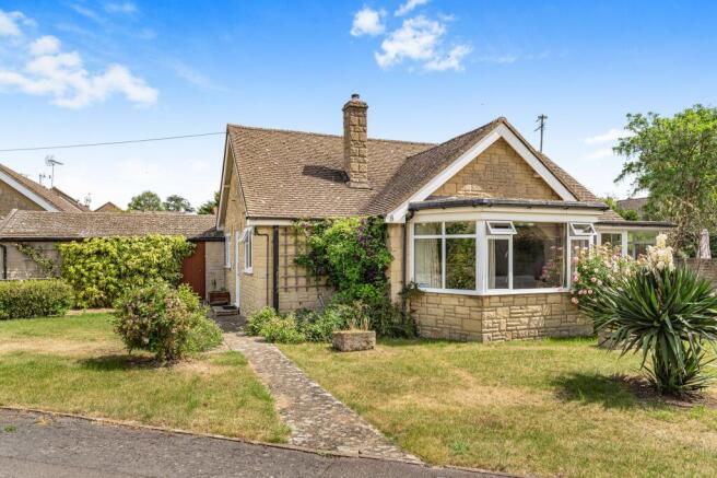 2 bed property, in Manor Crescent, £500,000
