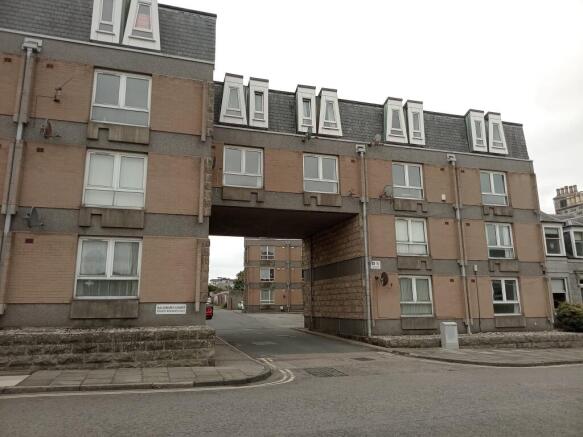 2 bed property, in 6 Salisbury Court, £65,000
