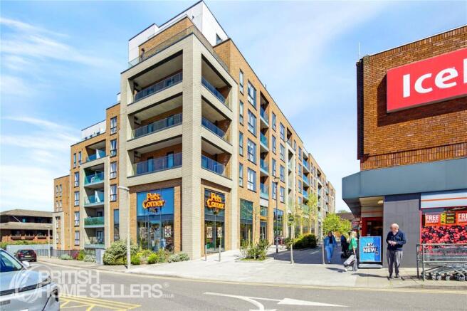 2 bed property, in Queens Road, £290,000