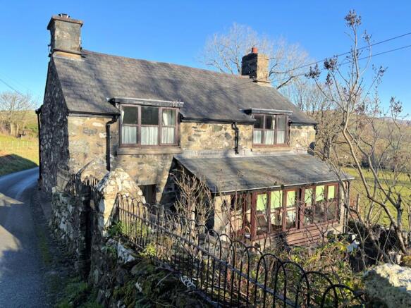 3 bed property, in Rhoslefain LL36, £335,000
