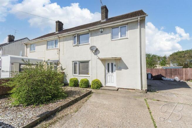 3 bed property, in Oxford Close, £165,000
