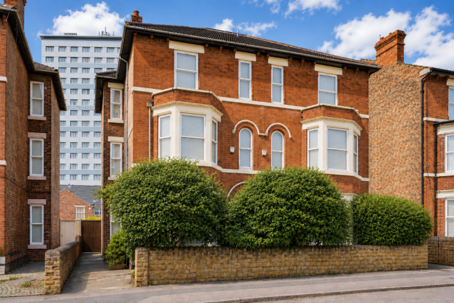 6 bed property, in Burford Road, £325,000