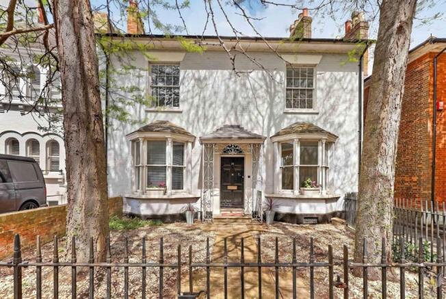 2 bed property, in Bath Road, £240,000