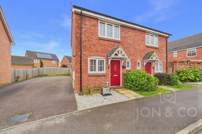 2 bed property, in Mulbridge Way, £270,000