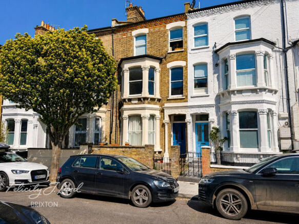 1 bed property, in Lindore Road, £460,000