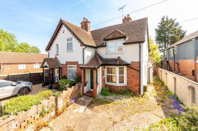 2 bed property, in Whitley Wood Lane, £325,000
