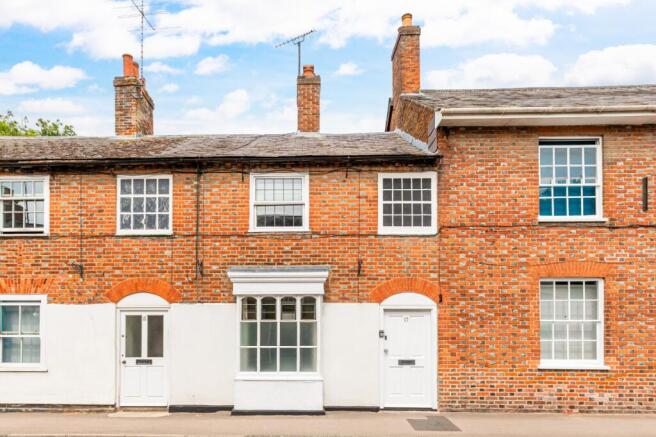 2 bed property, in High Street, £300,000