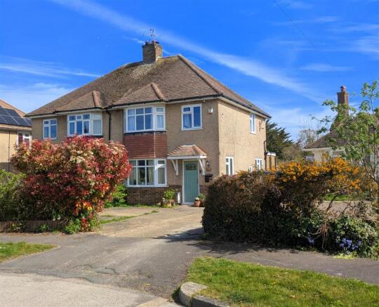 3 bed property, in Southdown Avenue, £460,000