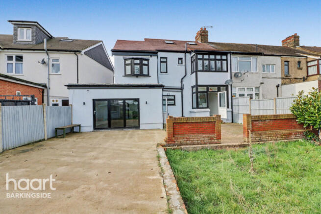 4 bed property, in Fencepiece Road, £750,000