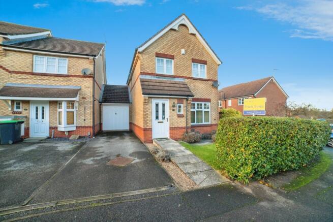 3 bed property, in Fisher Close, £215,000