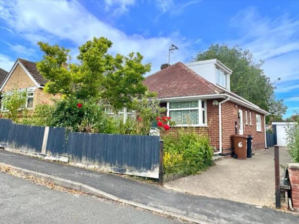 2 bed property, in Hillside Avenue, £240,000