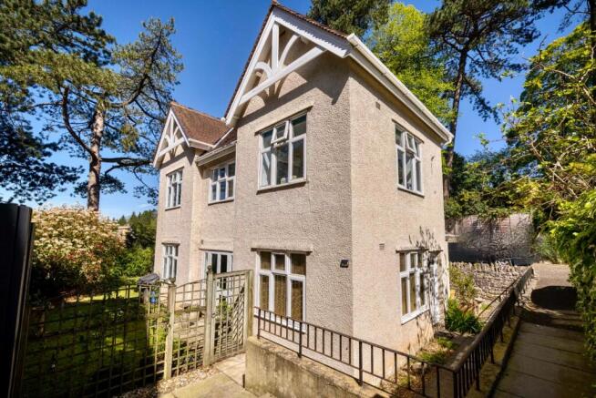 3 bed property, in Discreetly located, £375,000