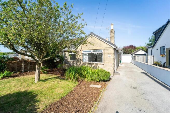 2 bed property, in Manor Road, £250,000