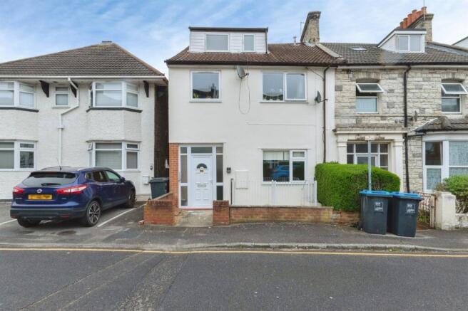 1 bed property, in Norwich Avenue, £100,000