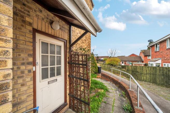 1 bed property, in Mayberry Avenue, £100,000
