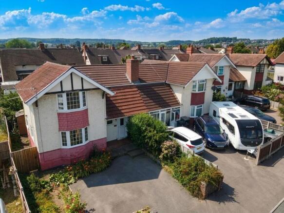 2 bed property, in Valley Road, £220,000