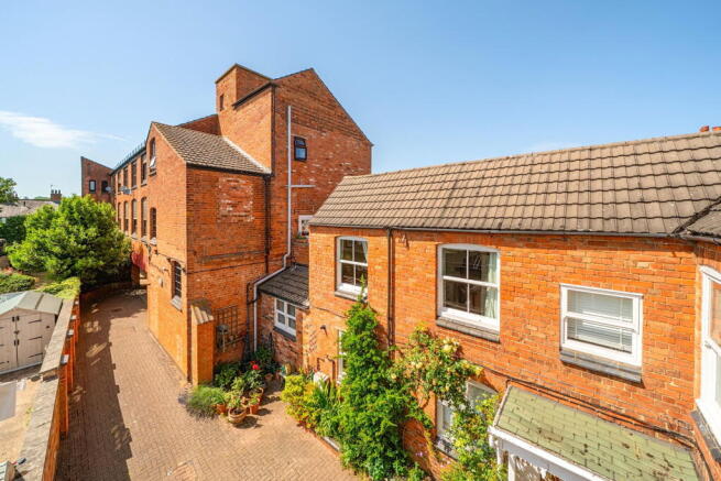 2 bed property, in West Walk, £198,000