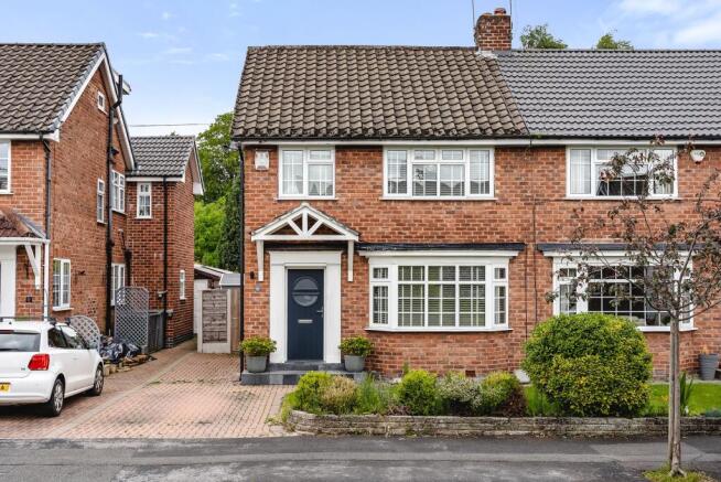 3 bed property, in Ashley Drive, £450,000