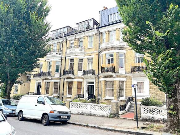2 bed property, in First Avenue, £275,000