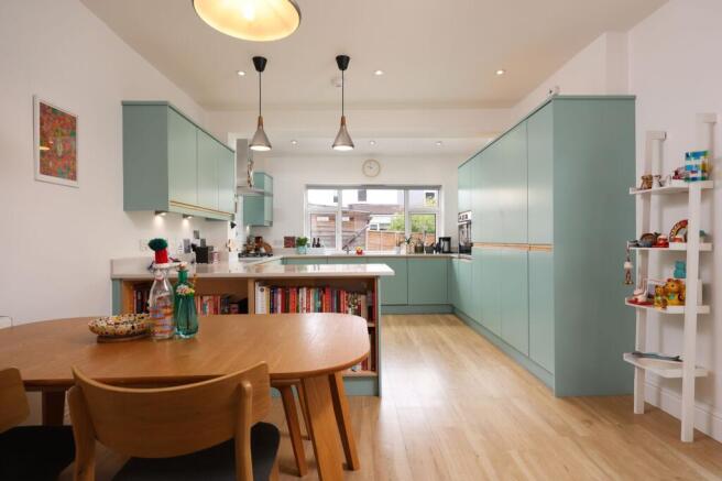 3 bed property, in Longmead Avenue, £600,000