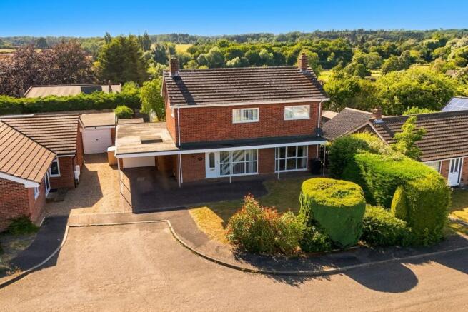 4 bed property, in Bancroft Close, £425,000
