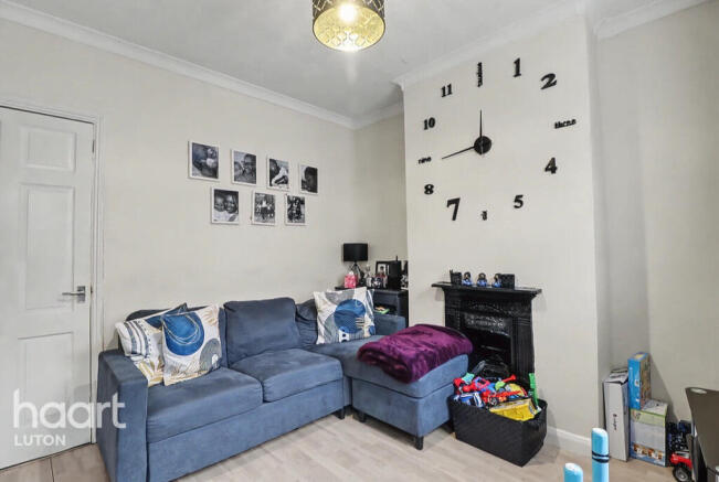 2 bed property, in North Street, £270,000