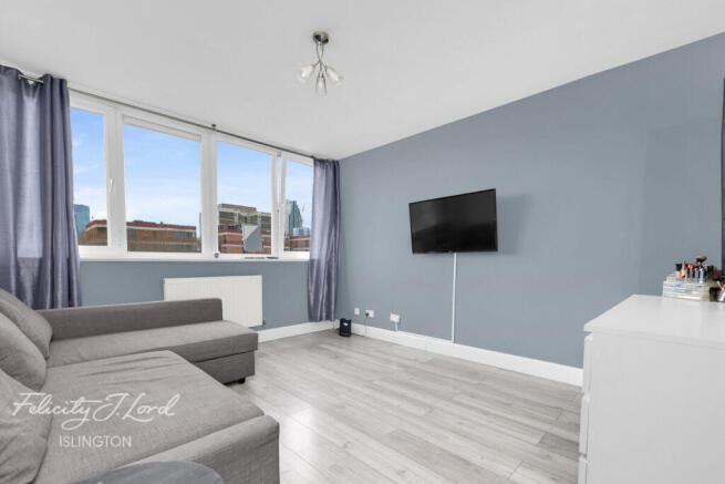 1 bed property, in Buckland Court, £350,000