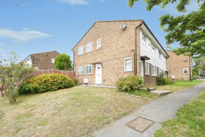 2 bed property, in Ashen Vale, £300,000