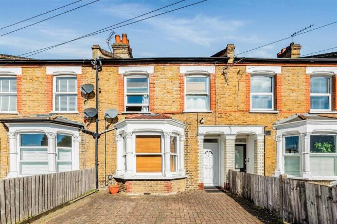 3 bed property, in Fountain Road, £750,000