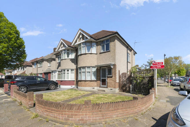 3 bed property, in Danemead Grove, £600,000
