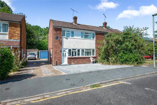 3 bed property, in Brookwood, £525,000