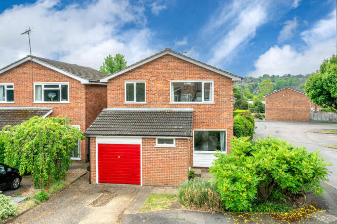 4 bed property, in Chiltern Park Avenue, £750,000
