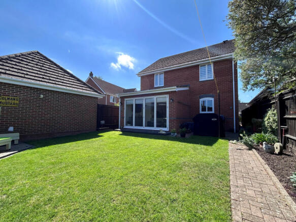 4 bed property, in Willow Lane, £525,000