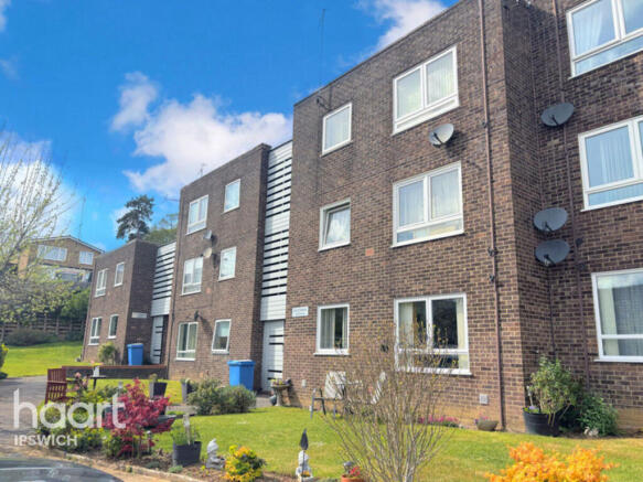 2 bed property, in Hale Close, £125,000