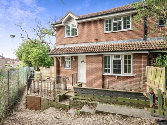 2 bed property, in Circus Field Road, £179,950
