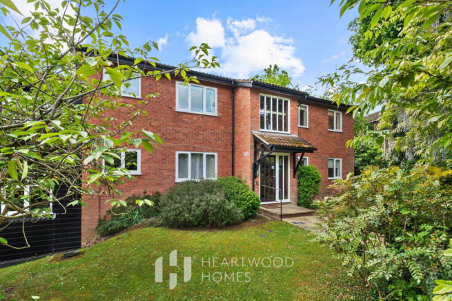 1 bed property, in Canterbury Court Battlefield Road, £300,000
