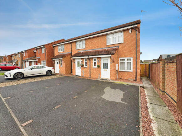 2 bed property, in Blackthorn Drive, £150,000