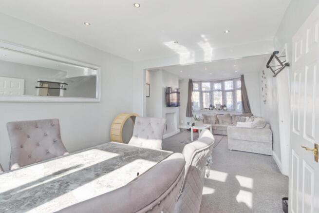 3 bed property, in Harrowgate Drive, £325,000