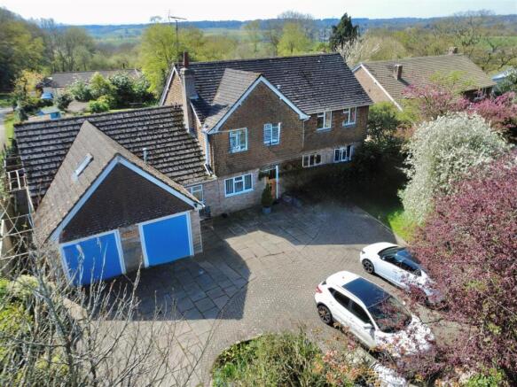 5 bed property, in Crestholm, £900,000