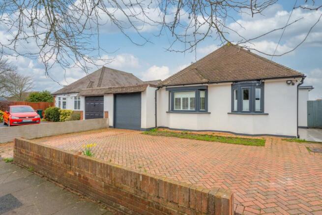 4 bed property, in Manor Farm Avenue, £725,000
