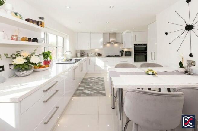 3 bed property, in Vernier Crescent, £320,000