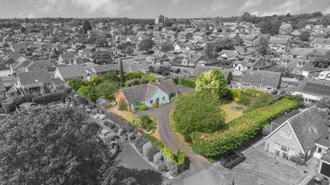 4 bed property, in Hall Close, £500,000