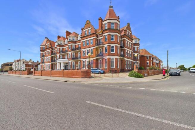 2 bed property, in Marine Parade East, £280,000
