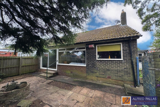 2 bed property, in Lyndon Close, £220,000