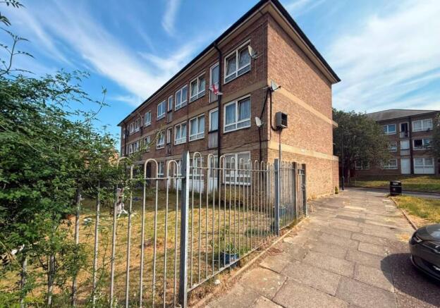 2 bed property, in 80 Flintmill Crescent, £150,000