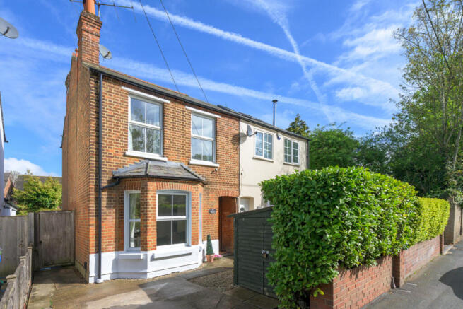 2 bed property, in Cores End Road, £545,000