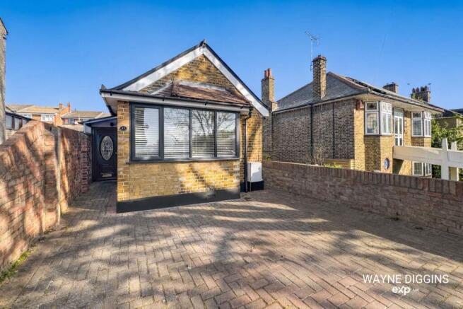 2 bed property, in Chadwell Road, £375,000