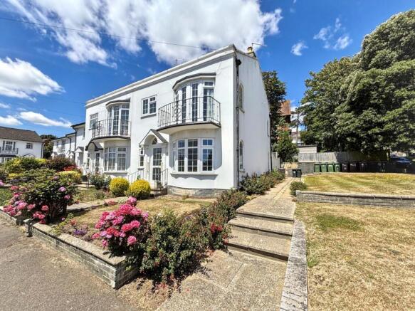 3 bed property, in Garden Close, £300,000